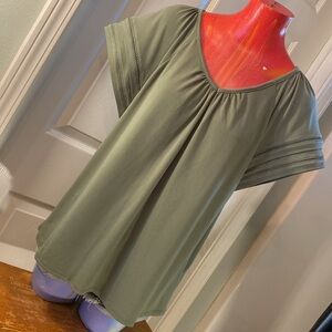 NWTs Cato Green Relaxed Ruched Short Sleeve Blouse